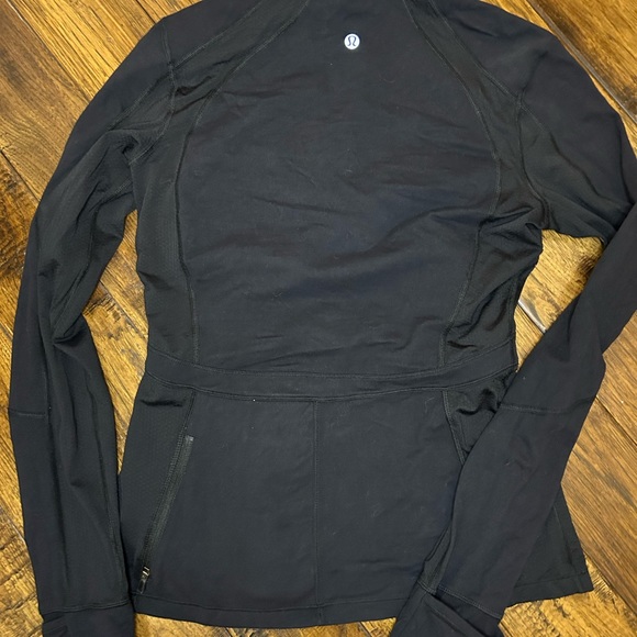 Lulu lemon jacket with hand covers on sleeves. Size 8 - Picture 3 of 4